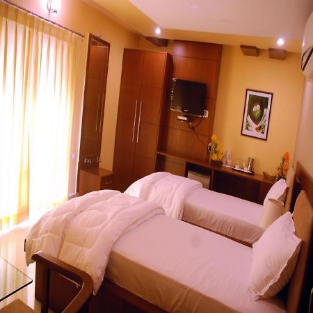 Hotel Sri Madhura Inn Хайдарабад Экстерьер фото