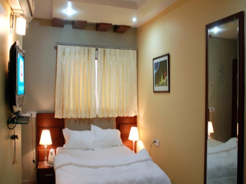 Hotel Sri Madhura Inn Хайдарабад Экстерьер фото